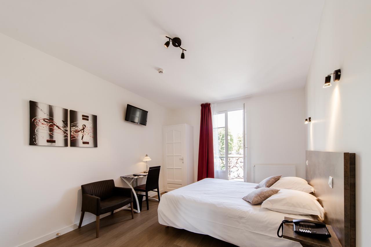 Logis Hotel - Le Petit Bellon Senlis  Buitenkant foto