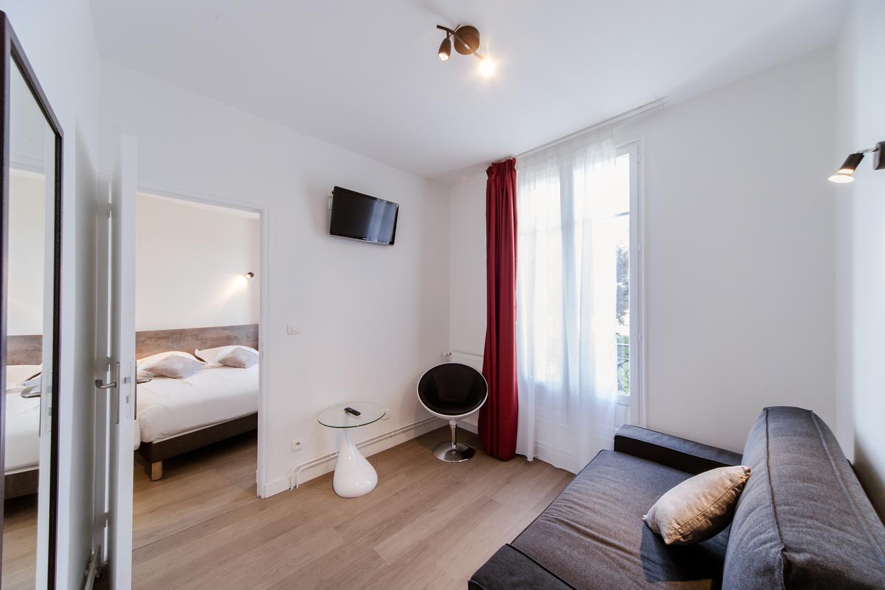 Logis Hotel - Le Petit Bellon Senlis  Buitenkant foto