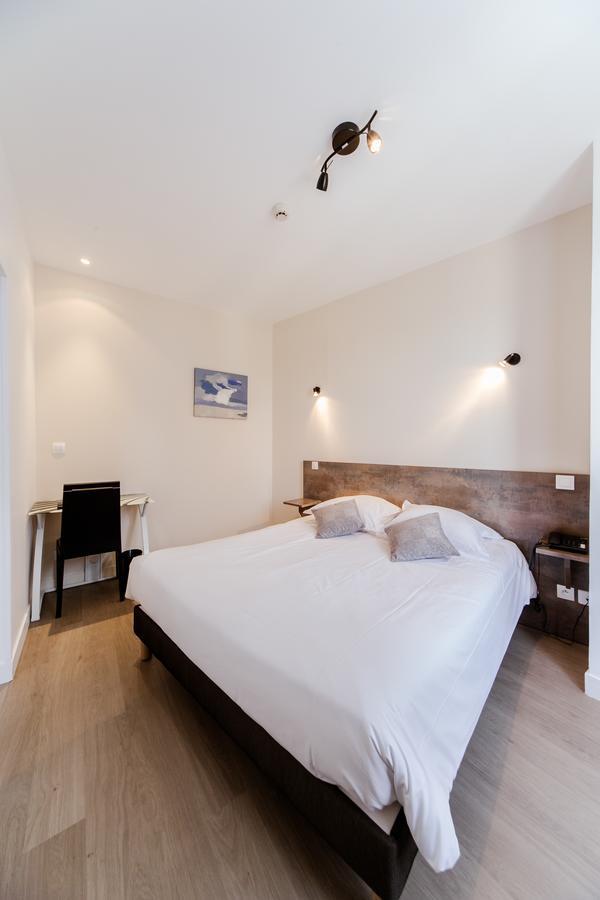 Logis Hotel - Le Petit Bellon Senlis  Buitenkant foto