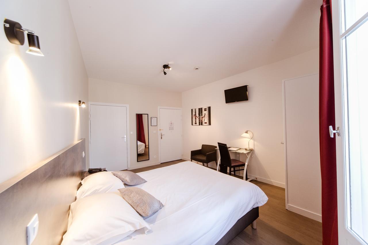 Logis Hotel - Le Petit Bellon Senlis  Buitenkant foto