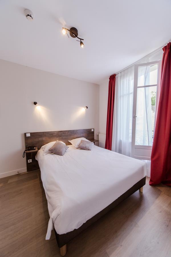 Logis Hotel - Le Petit Bellon Senlis  Buitenkant foto