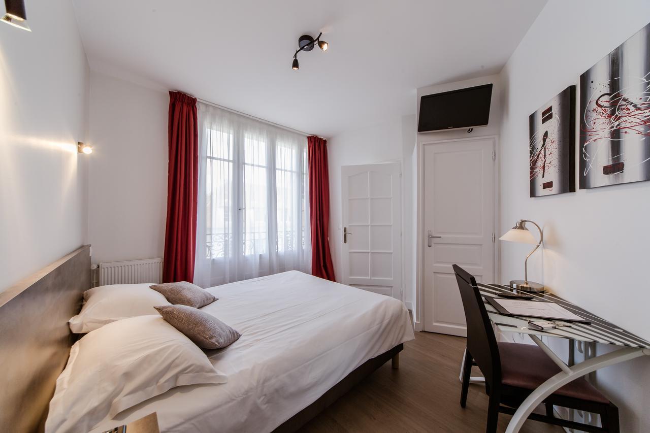 Logis Hotel - Le Petit Bellon Senlis  Buitenkant foto