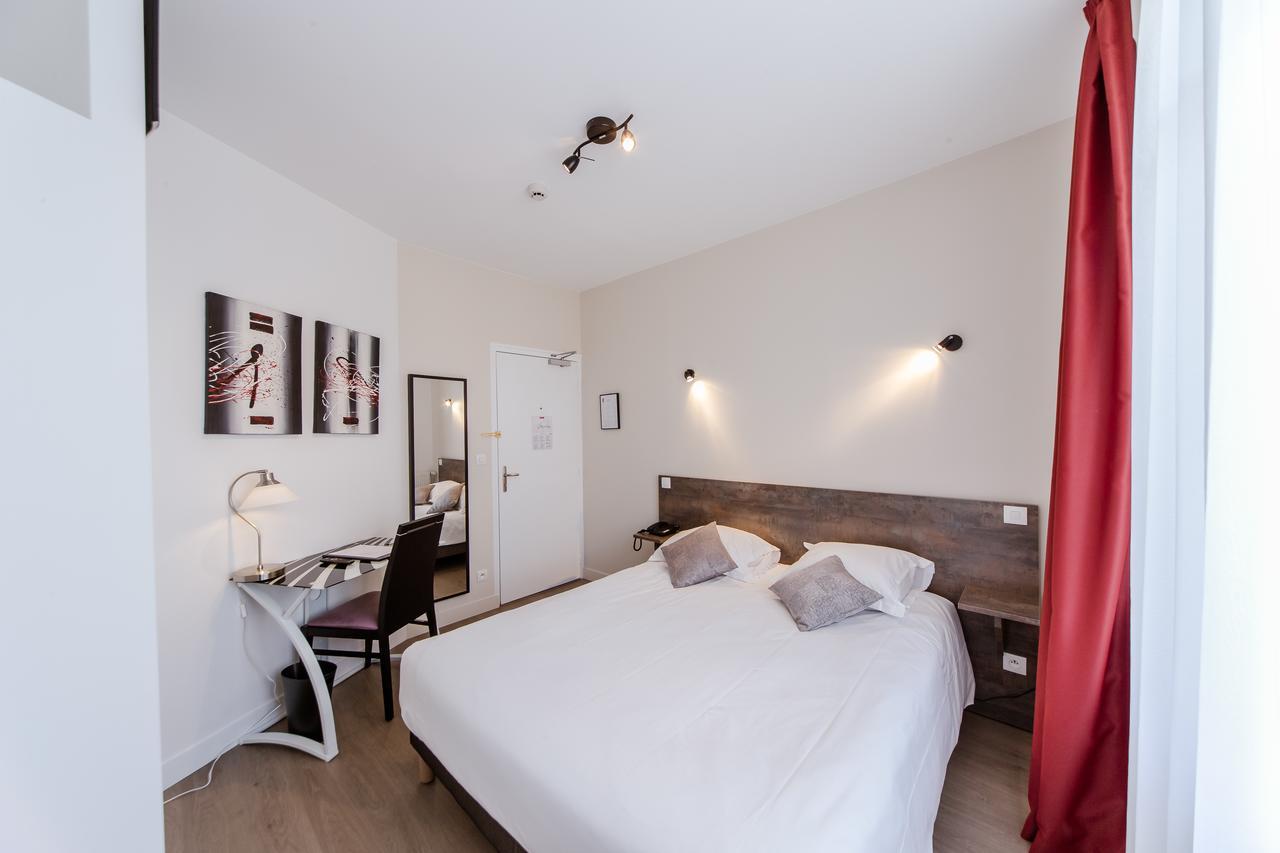 Logis Hotel - Le Petit Bellon Senlis  Buitenkant foto