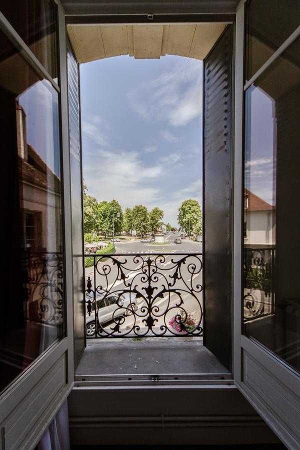 Logis Hotel - Le Petit Bellon Senlis  Buitenkant foto