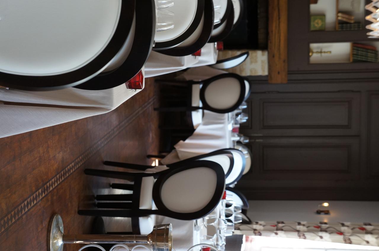 Logis Hotel - Le Petit Bellon Senlis  Buitenkant foto